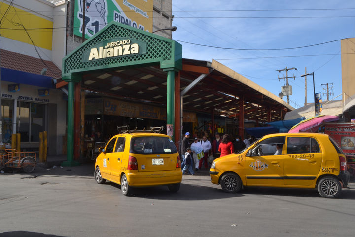 Afluencia. Ayer el mercado lució con poca gente.