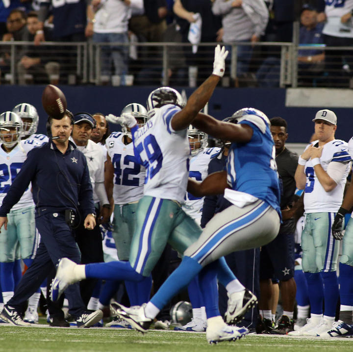 Una polémica marcación en el partido entre Dallas y Detroit puso en el 'ojo del huracán' a los árbitros de la NFL. (AP)
