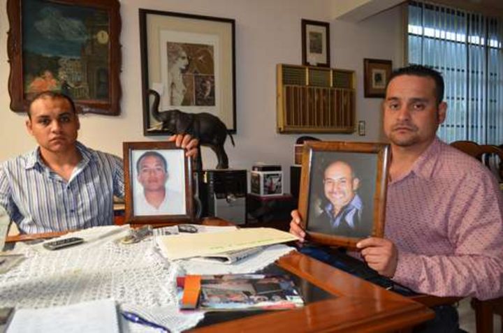 Dolor. Familiares de los desaparecidos muestran la imagen de algunos de los afectados por los 'levantones' del narcotráfico.