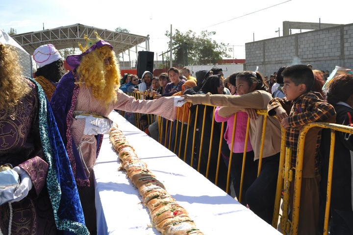 Celebración. En varias colonias de la ciudad, el alcalde Miguel Riquelme partió la Rosca de Reyes.