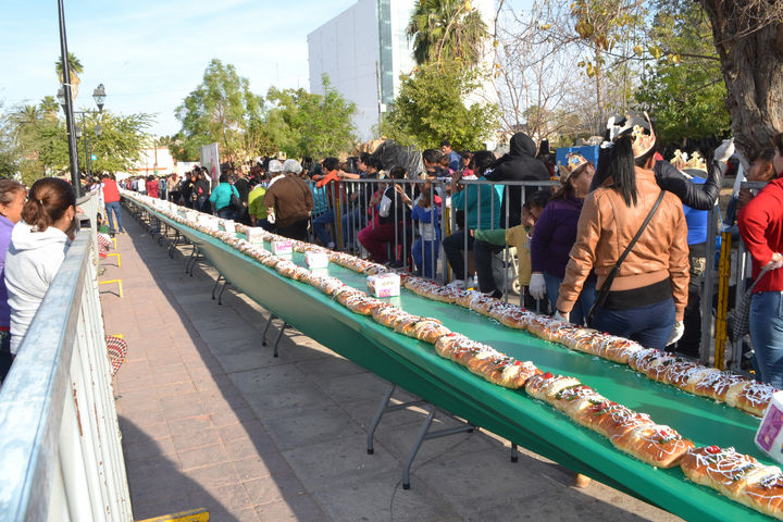 Festejo. El día de ayer miles de gomezpalatinos se dieron cita en la Plaza de Armas de la región para esperar el reparto de la rosca de Reyes Magos que midió por primera ocasión, 200 metros. 