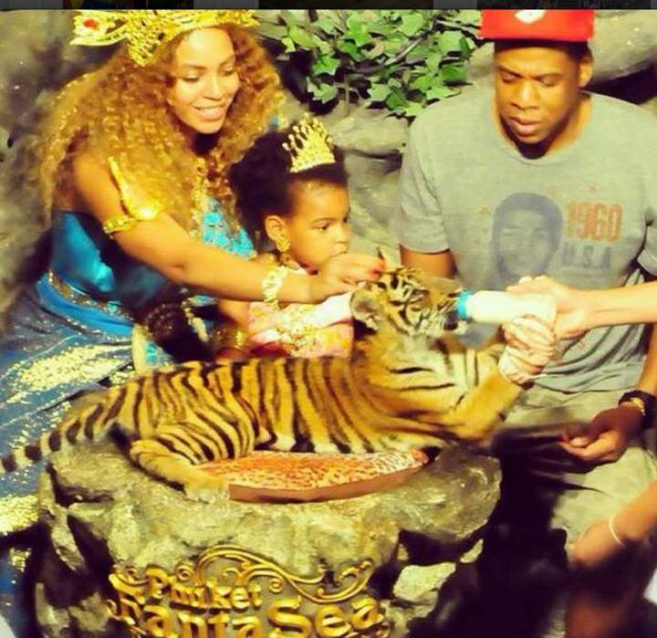 Postura. LaAsociación deWorldAnimal Protection argumentan que ‘un
tigre no es un juguete’ y critica que la gente se tome fotos con ellos. (Instagram)