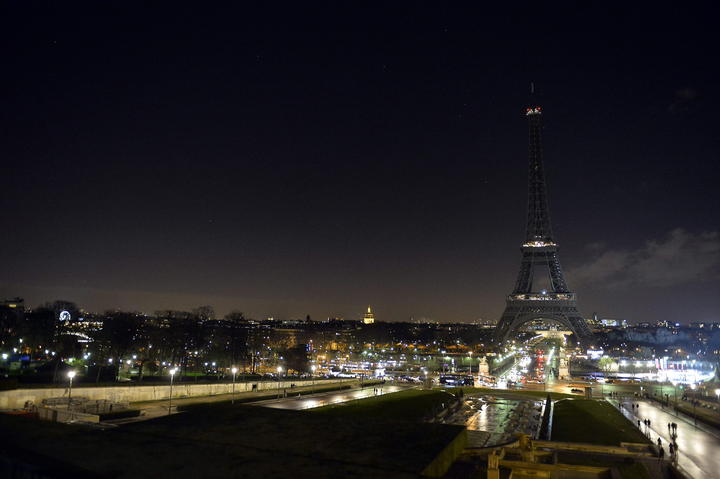 La torre Eiffel apagó sus luces en señal de luto por el atentado contra el semanario Charlie Hebdo. 