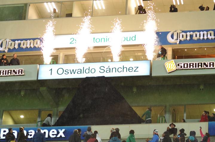Ayer develaron el nombre de Oswaldo Sánchez en palcos del Estadio Corona. (Fotografía de Ramón Sotomayor)