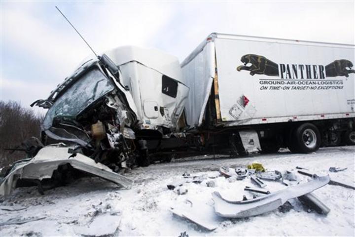 Chocan más de 100 vehículos por nieve en Michigan