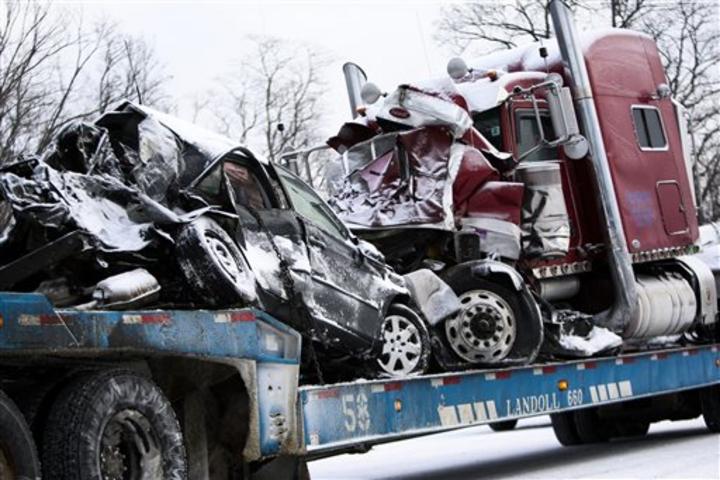 Chocan más de 100 vehículos por nieve en Michigan