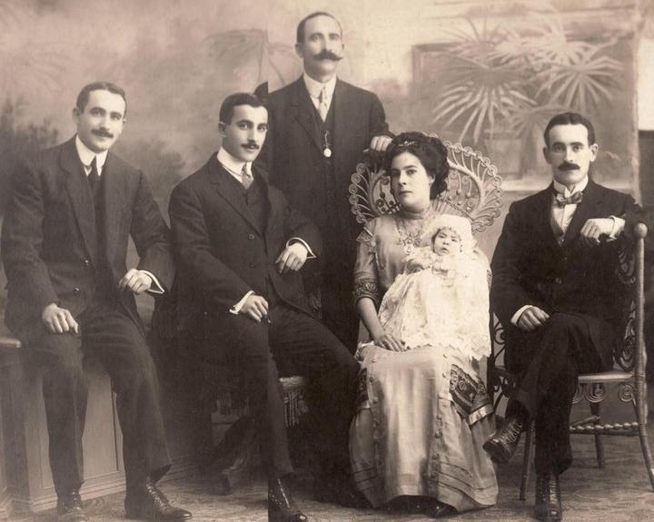 Los hermanos asturianos Victorero Lucio, en un orden de izquierda a derecha: Agustín, Ángel, Antonio y Francisco con su esposa Concepción y su primer hijo. Año 1904. (Archivo familiar González Villanueva).