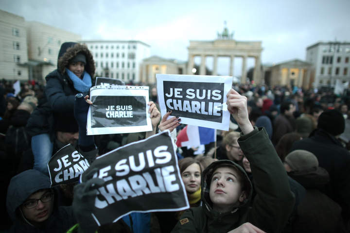 La manifestación se dividió en dos recorridos distintos por la zona este de París entre banderas de Francia, carteles con el mensaje “Je suis Charlie” (Yo soy Charlie), en un ambiente pacífico. (AP)
