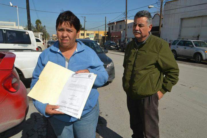 Claudia García dijo que llegaron a las 5:00 de la mañana, pero su hijo fue consignado hasta las 6:00, es decir una hora después. (El Siglo de Torreón)