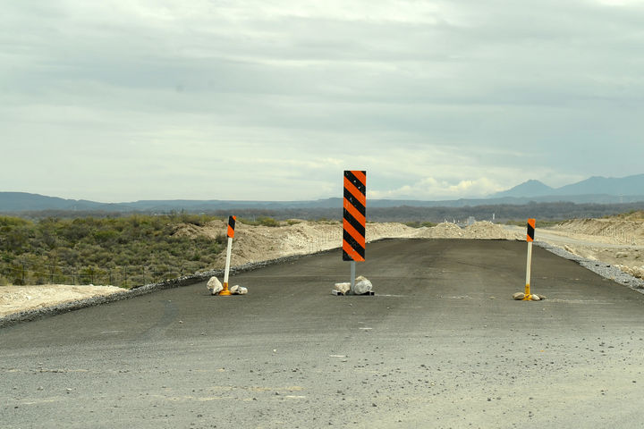 Camino inconcluso. Hay un señalamiento que indica que la carretera está inconclusa y hay que tomar el camino de terracería.