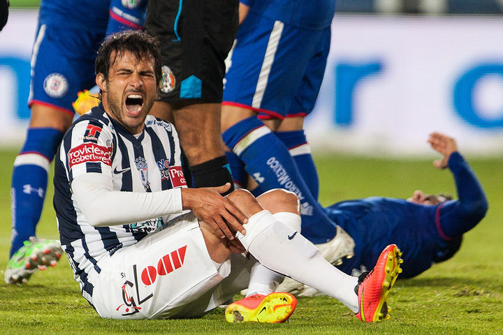 El argentino salió lesionado en el partido contra el Cruz Azul. Operan a Darío Cvitanich 
