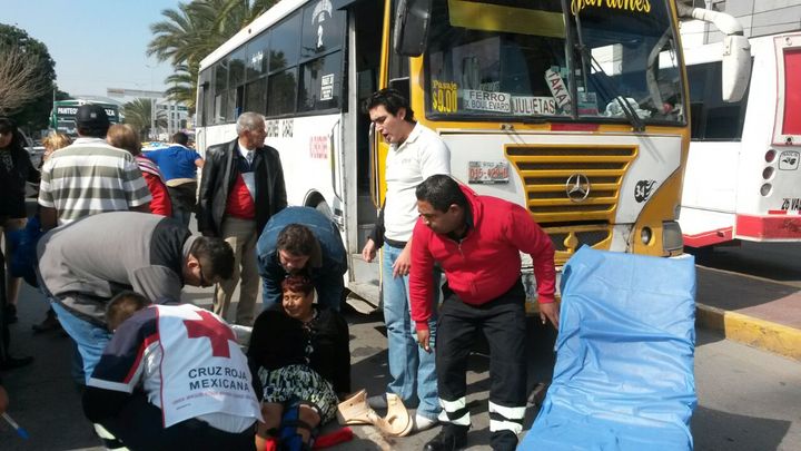 Atención. La lesionada fue auxiliada por Cruz Roja y el chofer detenido.