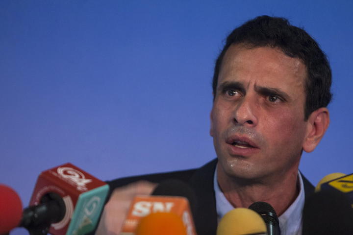 Capriles indicó que próximamente la coalición opositora definirá y anunciará un plan de acciones que incluirá 'movilizaciones reivindicativas'. (EFE)