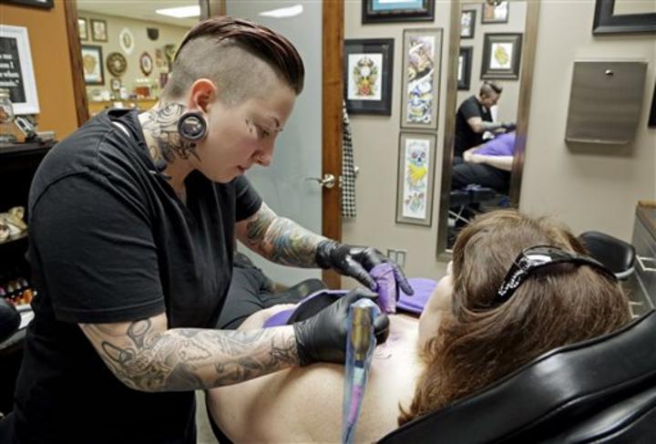 P.ink es un grupo con sede en la localidad de Boulder que ayuda a conectar a las sobrevivientes con tatuadores. (AP)