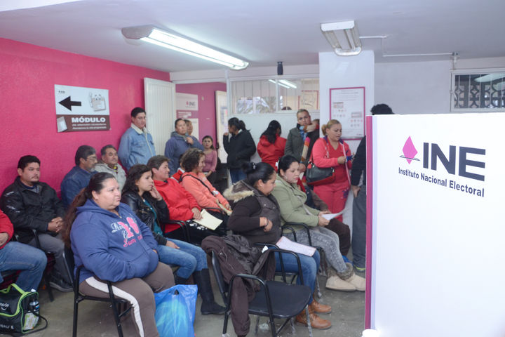 Acuden. Ciudadanos de Torreón visitaron desde ayer los módulos del INE para realizar sus trámites.