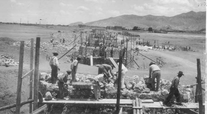 Histórica. Trabajadores construyen el puente entre Torreón y Gómez Palacio, al fondo se observa la Casa Colorada.
