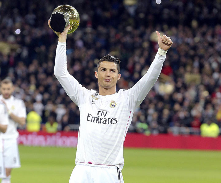 Cristiano alzó su Balón de Oro en el centro del campo para dedicarlo a sus aficionados. (EFE) 