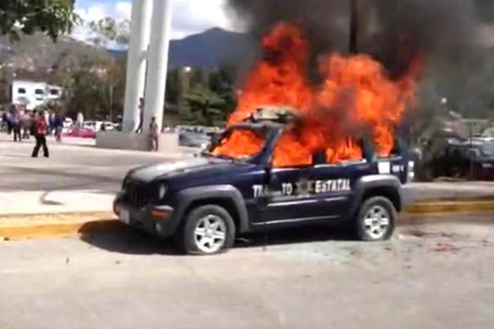 Los docentes incendiaron una patrulla de la Policía Estatal. (El Universal)