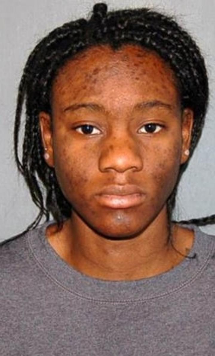 Hyphernkemberly Dorvilier, de 22 años, fue detenida y encarcelada este sábado y se le ha fijado una fianza de 500 mil dólares por el crimen; la bebé fue llevada al hospital, donde murió cerca de dos horas después. (AP) 