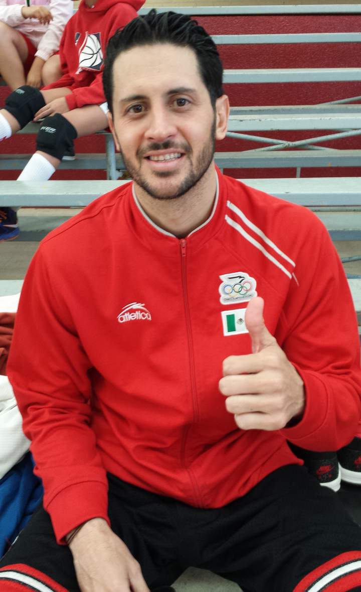 Enrique Zúñiga ya entrena al parejo con Jefes Fuerza Lagunera, donde espera poder aportar su experiencia y su lectura de juego, para acceder a los playoffs de la Liga Nacional de Baloncesto Profesional. (Especial)