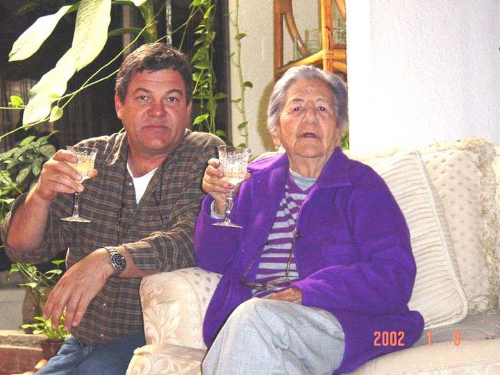 Doña Margarita Llama Hickman y su sobrino el Dr. Fernando Llama Alatorre el día que la entrevistó en el 2002.
