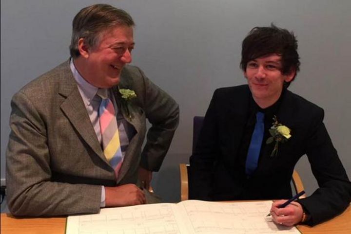 Matrimonio. El actor de The Hobbit, quien se casó con Elliot Spencer, publicó en Twitter la imagen de la boda.