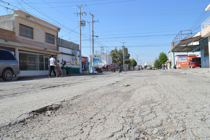 Más baches. La calle de las Telas en Villas La Merced tiene varios tramos de pavimento con baches de gran tamaño. 