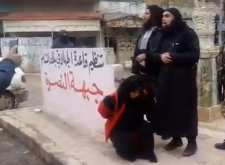 En la grabación, de 41 segundos, aparece la víctima, vestida de negro y arrodillada en una calle, delante de varios combatientes del Frente al Nusra. (ESPECIAL)