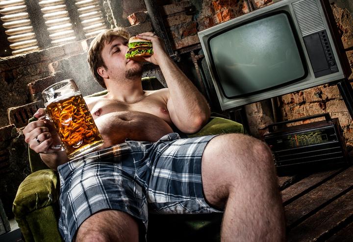 Cuando bebemos cerveza, el hígado se concentra en trabajar intensamente para desintoxicarse del alcohol por lo cual 'no logra procesar todas las demás comidas que se ingieren al mismo tiempo'. (ARCHIVO)