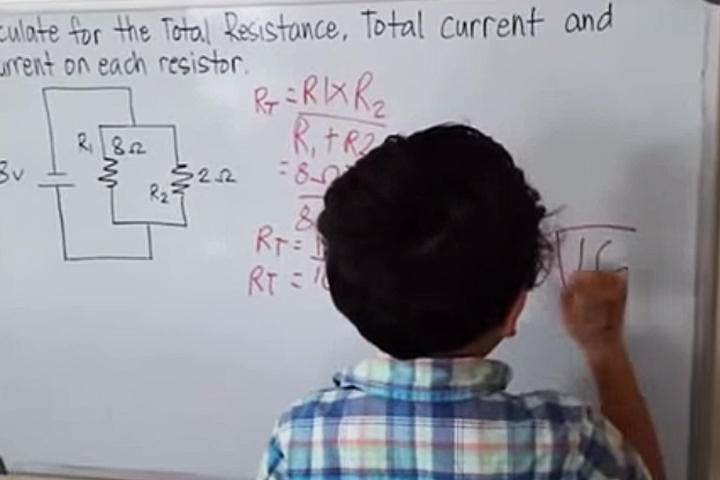 El niño es capaz de resolver complejas ecuaciones. (YOUTUBE)