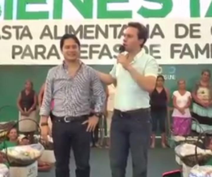 En redes sociales circuló hoy un video en el que el gobernador propina un golpe a Luis Humberto, a quien el mandatario local reconoció por su labor desde 2010. (Imagen tomada del video) 