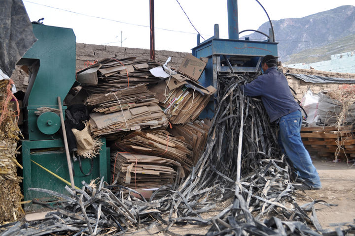 Recicladora. Un joven introduce kilómetros de cintilla en la compactadora para crear pacas que serán trasladadas a Torreón.