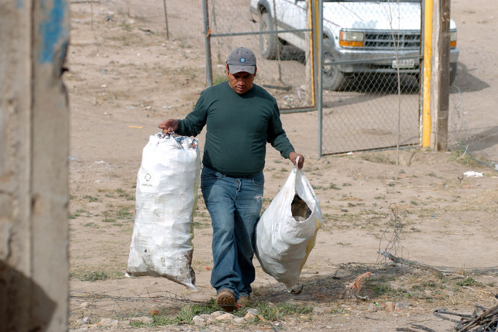 Participación. En Juan Eugenio, los pobladores almacenan sus plásticos y reciclables para llevarlos a la compactadora.