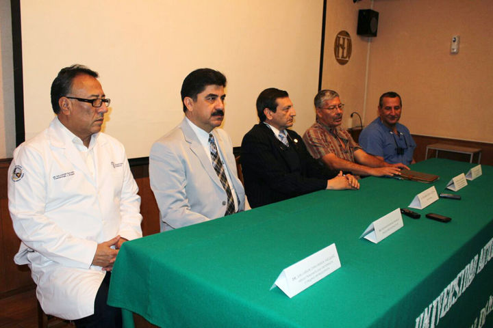 Equipo. Salvador Chavarría, Armando Barraza, Eduardo Serna, J. Francisco Clifton e Idris Gharboui hablan de cirugías. 