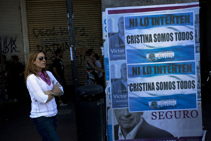 La defienden. Tras las críticas a Cristina Fernández han salido cartelones del partido oficialista para defenderla.