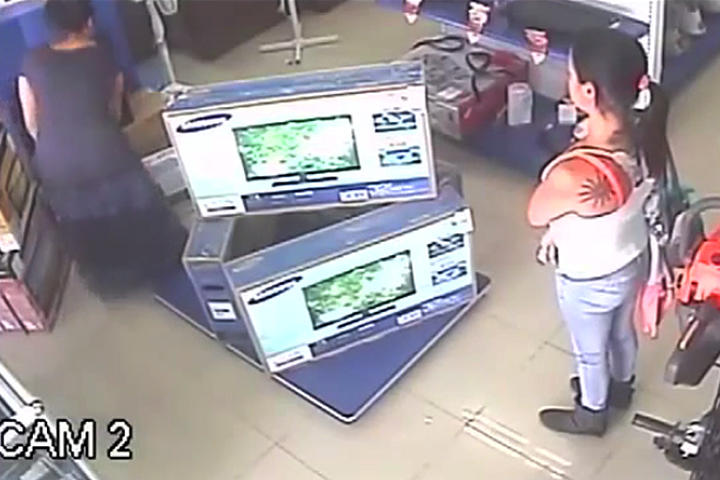 La mujer volvió a ejecutar la inexplicable maniobra en una tienda departamental. (YOUTUBE)