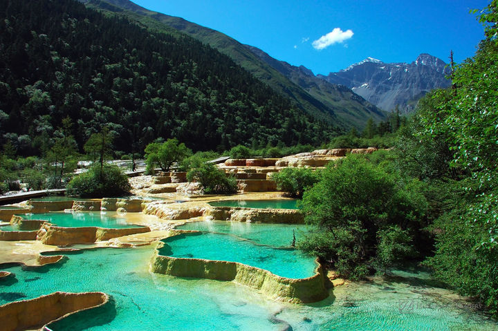 Valle con lagos multicolores, en Huanglong encuentras desde todas las tonalidades de azul hasta dorado, gracias a la existencia de rocas travertino.