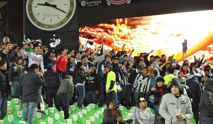 Los aficionados del Monterrey no dejaban de gritar pese a la goleada que sufrió su equipo en el campo.