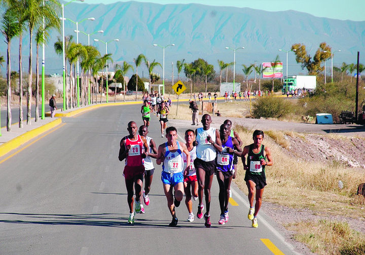 Kenianos, laguneros y del norte del país se disputaron los primeros lugares. Se corre hoy la 5 y 10 K Cuencamé