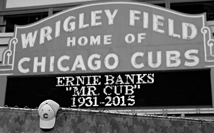 Afuera del Wrigley Field, casa de los Cachorros de Chicago, podía leerse el nombre de Ernie Banks y los años en que vivió. (Fotografías de AP)