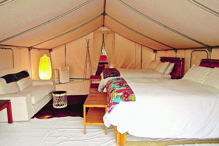 Los huéspedes pueden elegir alguna de las 14 tiendas de campaña totalmente equipadas con servicios como aire acondicionado y baños de lujo. A esta forma de acampar se le conoce como 'Glamping'.
