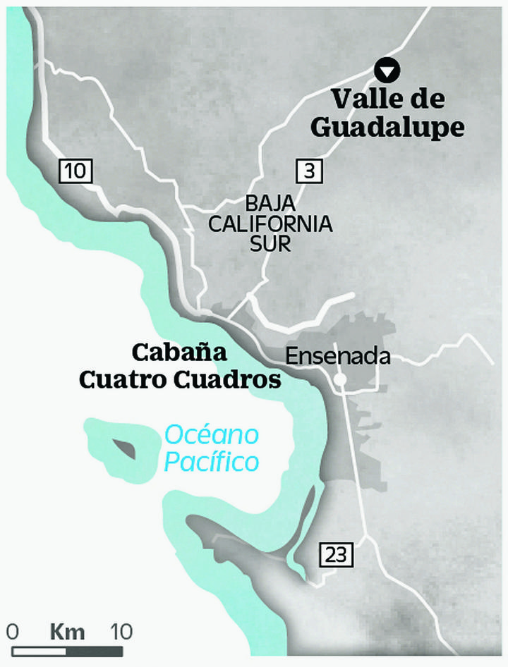 El campamento Cuatrocuadros se localiza a 13 kilómetros del puerto de Ensenada y 30 kilómetros del Valle de Guadalupe.
