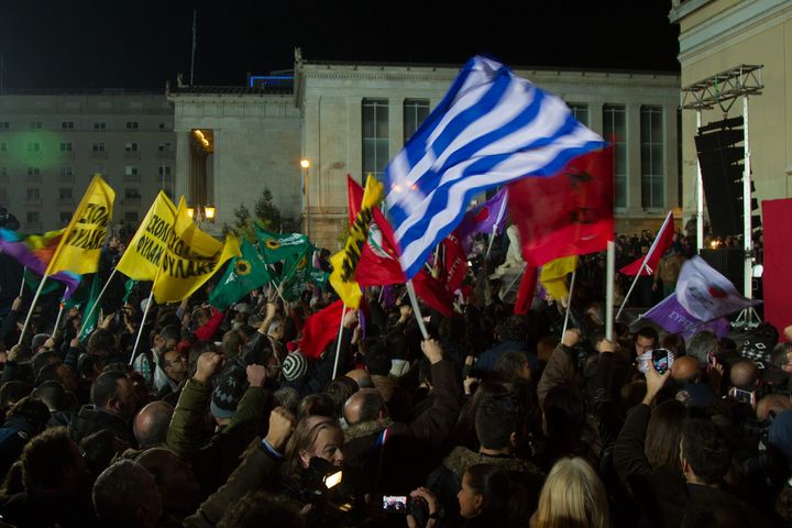 Ganador.-Miles de opositores salieron a las calles a festejar el triunfo de Syriza que enfrentará un gran reto en Grecia. (EFE)
