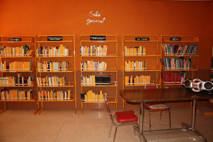Equipo. La biblioteca cuenta mil 700 libros, 10 computadoras y siete tabletas para consulta. (EL SIGLO DE TORREÓN/ MARY VÁZQUEZ)