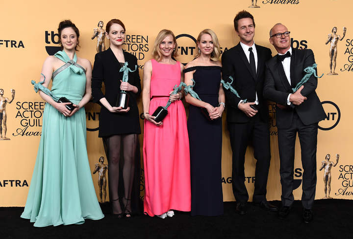 Ganadores. Andrea Riseborough (izq), Emma Stone,  Amy Ryan, Naomi Watts, Edward Norton y Michael Keaton ganaron el premio a Mejor Elenco por Birdman. (AP)