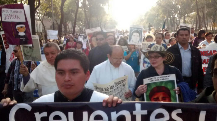 En la marcha resalta la participación del Alejandro Solalinde, quien encabeza a un grupo de curas y monjas. (El Universal)