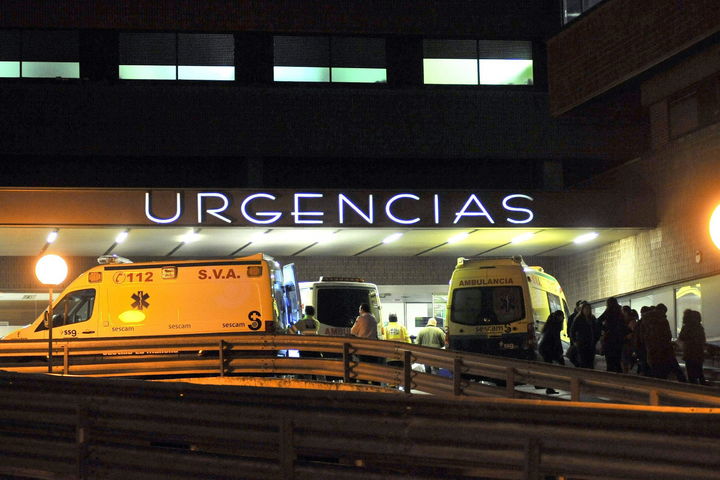 Ambulancias.  Varias ambulancias en la puerta de Urgencias del Hospital de Albacete tras el accidente producido ayer por la tarde. (EFE)