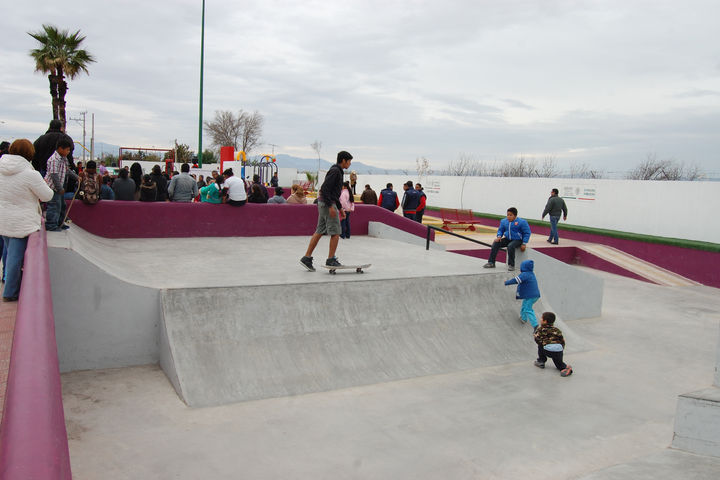 Parque. En la colonia Nogales se construyó un espacio para que los jóvenes practiquen acrobacias con la patineta. (EL SIGLO DE TORREÓN/ MARY VÁZQUEZ)