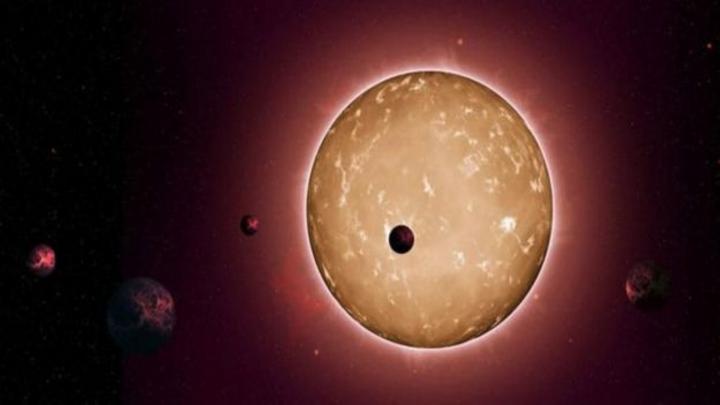 Bautizada como 'Kepler-444' es un 25% más pequeña que el Sol y bastante más fría, pero que con sus 11.2 millones de años casi triplica en edad al astro rey.