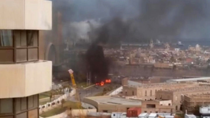 Ataque. En la imagen se observa el momento en que fue atacado el hotel de lujo en Libia. (AP)